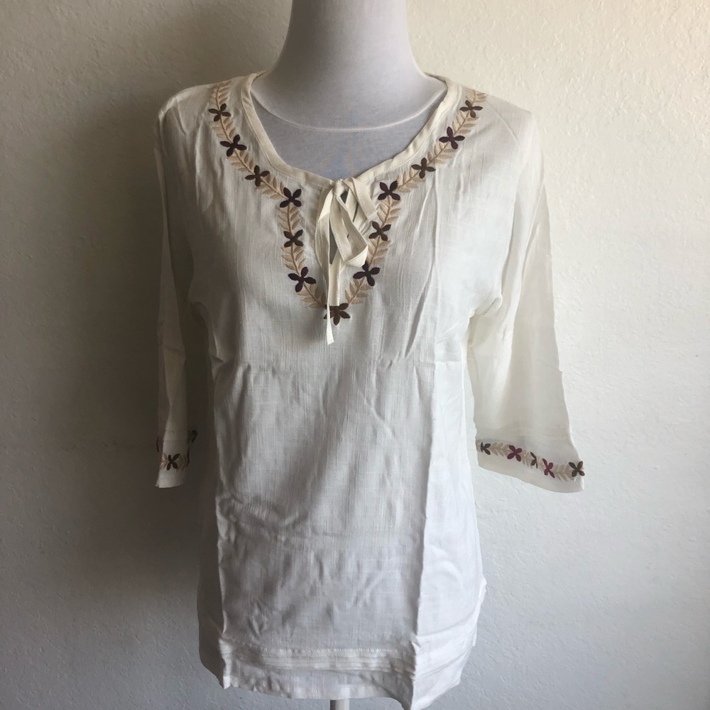 Blouse round neck trimmed flowers design